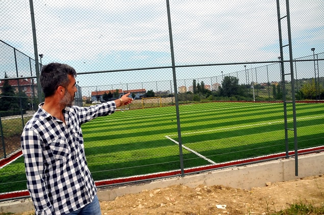"İnşaat işçileri bu halı sahayı yaparlarken ‘Gelin şu çuvalları toplayın, size para vereceğiz’ diyorlar. Saat 12-13 sıralarında çocuklar da torbaları toplamış. Ondan sonra da çocuk ortada yok"