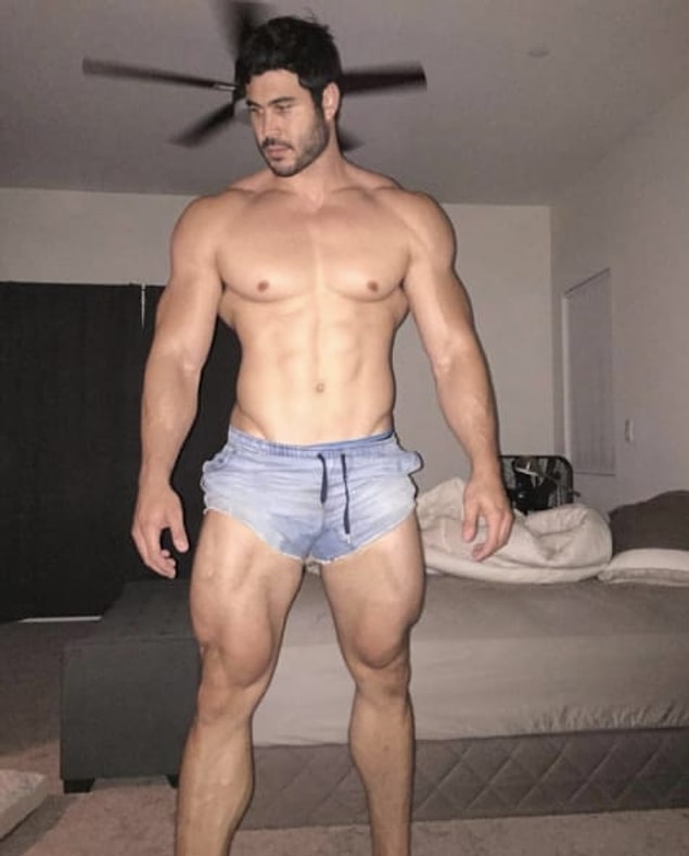 Yaptığımız stalklardan bu dev arkadaşımızın Danny Jones isimli bir spor eğitmeni olduğunu anlıyoruz.