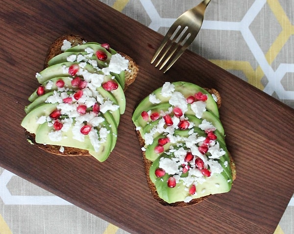 1. Авокадо + фета + гранат + оливковое масло