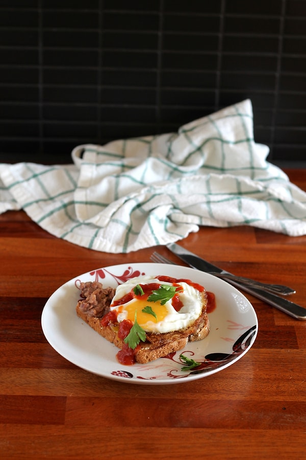 6. Пережаренные бобы + сальса + кинза + жареное яйцо