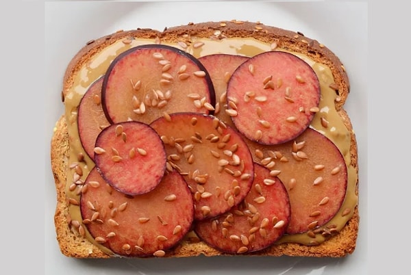 16. Слива + арахисовое масло + льняное семя