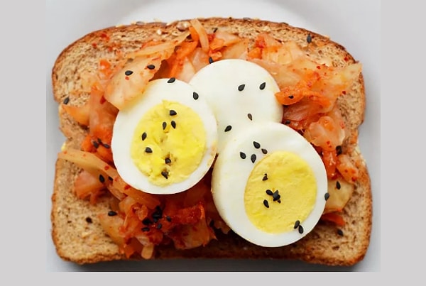 19. Кимчхи + яйцо, сваренное вкрутую + черный кунжут