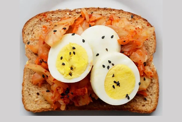 Кимчхи + яйцо, сваренное вкрутую + черный кунжут