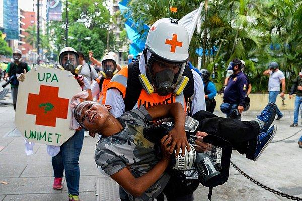 4. Yine Venezuela'daki gösterilerde biber gazından etkilenmiş bir çocuk, 30 Mayıs.