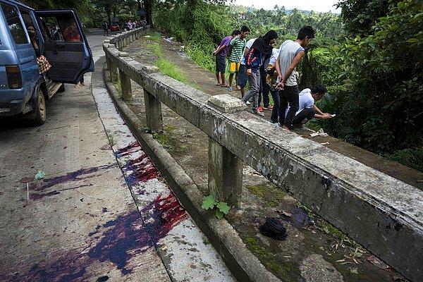 7. Güney Filipinler Marawi şehrinde silahlı IŞİD militanları tarafından bir çukurda vurularak öldürüldükleri iddia edilen 8 erkek bulundu.