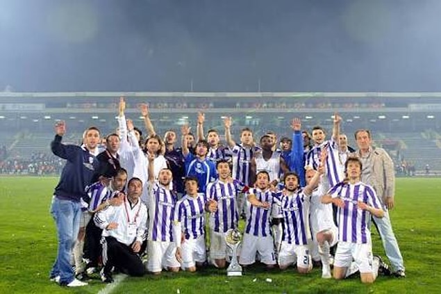 Ama genç futbolcunun Süper Lig macerası uzun sürmedi. Göklerden gelen bir karar vardır. Onun adı 1. Lig'de efsane olacaktı.