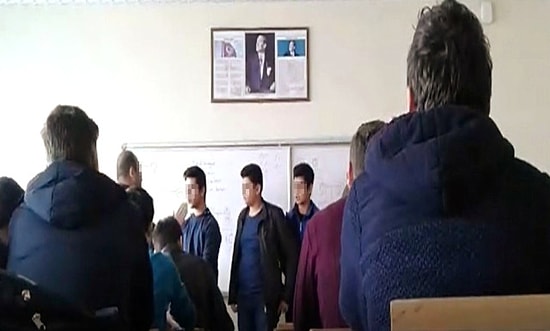 Sivas'ta Öğretmenden Öğrencilere Sıra Dayağı