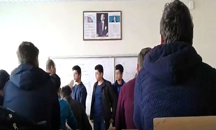 Sivas'ta Öğretmenden Öğrencilere Sıra Dayağı