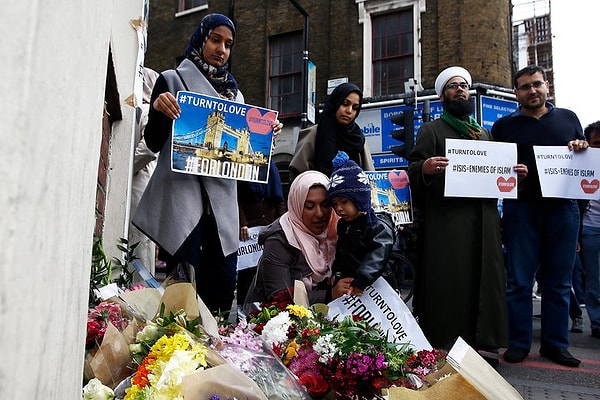 Manchester ve Londra saldırılarından sonra İngiltere genelinde yoğun güvenlik önlemleri alındı ve anma törenleri devam ediyor.