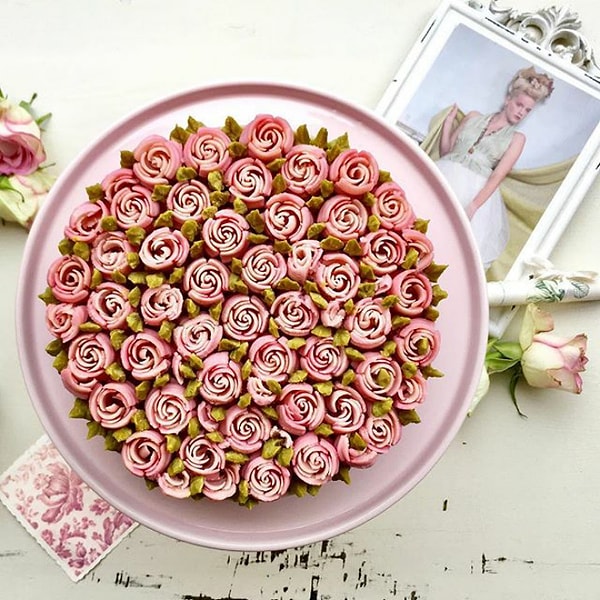 3. Но чаще всего торт имеет форму цветочного букета