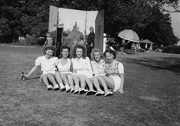 6. Юная Норма Джин Мортенсон (в центре) на празднике с подругами