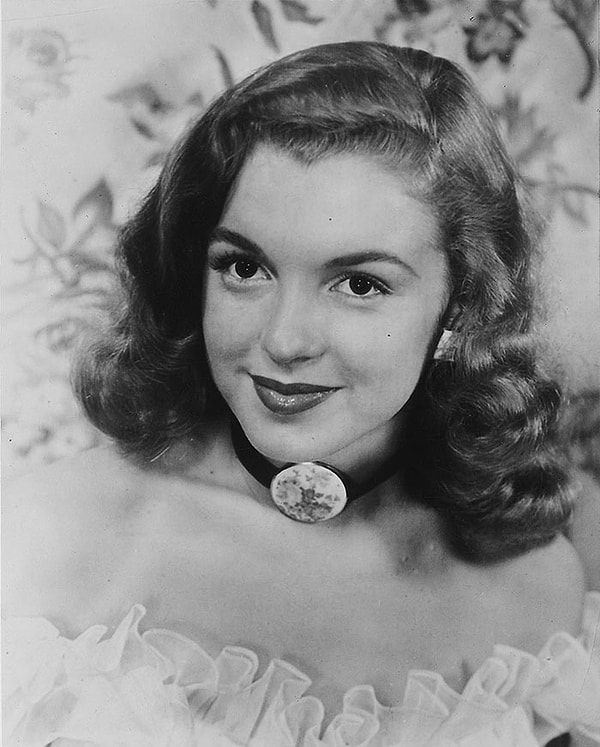 38. Романтическое фото Нормы Джин