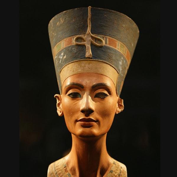 5. Antik Mısır'ın en ünlü kadınlarından biri olan Kraliçe Nefertiti ile evliydi. Dini törenlerde Akhenaton ile eşit resmedilen Nefertiti, Mısır tarihinin en etkileyici kraliçelerindendi.