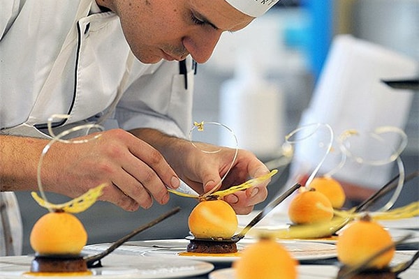 10. Кондитер - профессия очень многогранная. Это и руководитель, и учитель, и специалист, который умеет работать руками, и продавец.