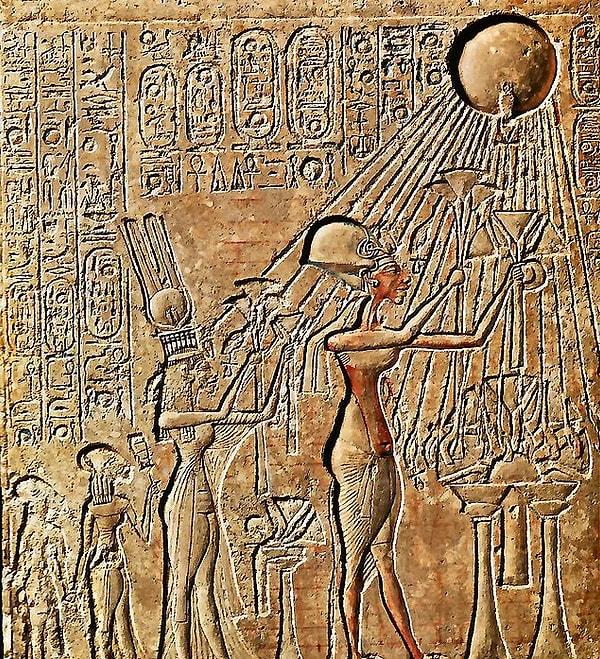 9. Akhenaton, firavun olduktan sonra tek tanrı inancına halkını alıştırmaya çalıştı ve bazı rahiplerle bu konuda ters düştü.