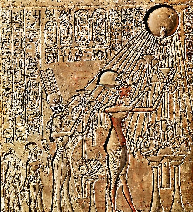 9. Akhenaton, firavun olduktan sonra tek tanrı inancına halkını alıştırmaya çalıştı ve bazı rahiplerle bu konuda ters düştü.