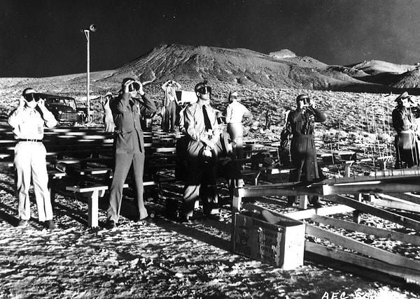 3. Koruyucu gözlük takan gözlemciler, 25 Mayıs 1953'te "Grable" kod adlı nükleer topçu mermisinin patlamasını izliyor.