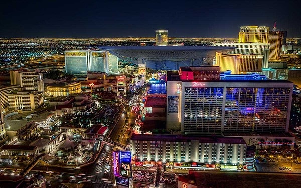 5. Самый крупный радиотелескоп в мире FAST не потеряется даже на фоне ночного Лас-Вегаса