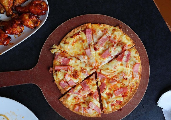 2. А что насчет гавайской пиццы с ананасами?