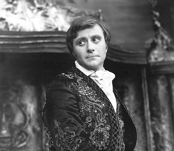 16. После училища Миронова не взяли в Театр имени Вахтангова, в который он так стремился.