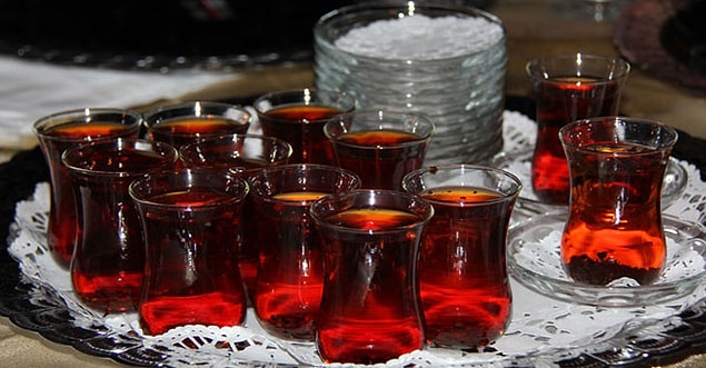 9. Ev sahibinin "Ölümü öp" ısrarı sonucu sayılamayacak kadar çay tüketmek