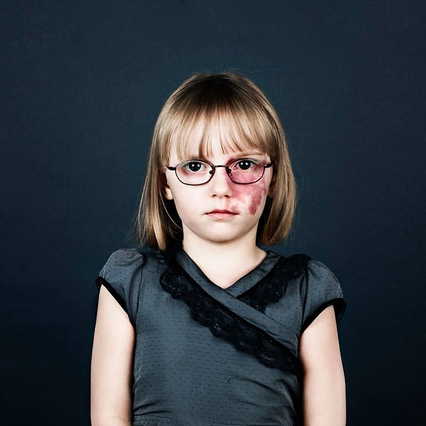 2. "У тебя на лице краска!"