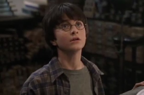 2. В этой сцене Гарри разговаривает с...