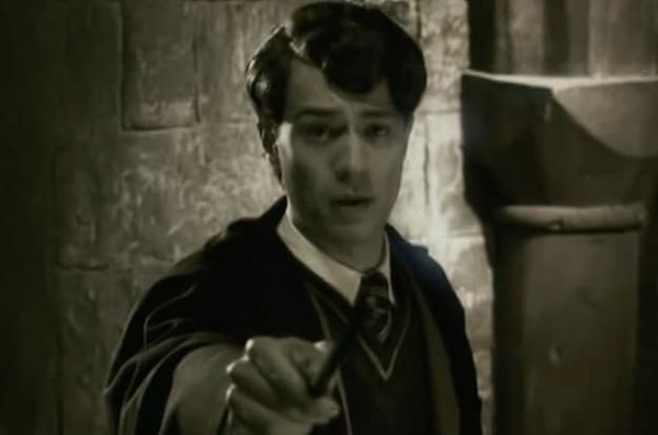 5. В этой сцене Том Реддл угрожает...