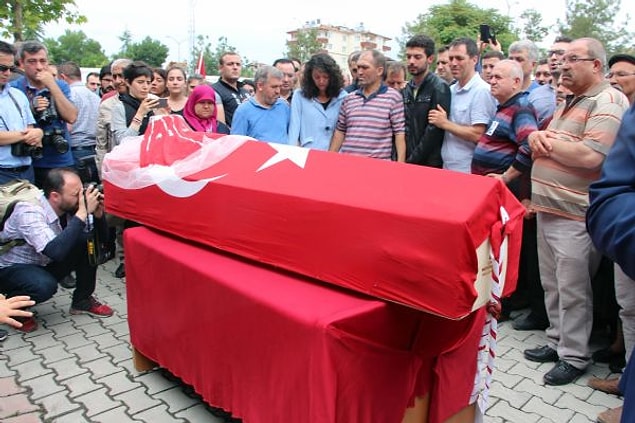 Gözyaşlarıyla toprağa verildi...