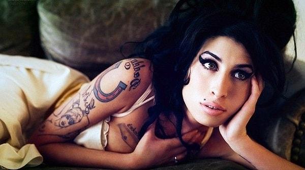 10. Tüm vücudu dövmelerle kaplı gibi görünüyor olsa da, aslında Winehouse’un tam tamına 11 tane dövmesi vardı.