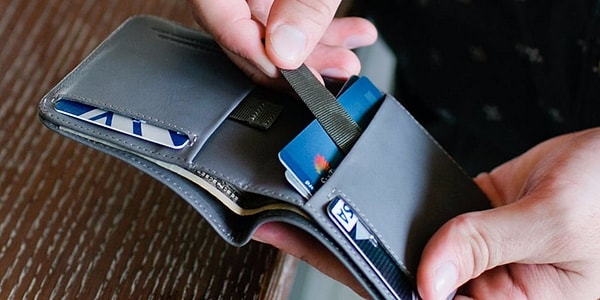 10. Храните свою визитку или ФИО с номером телефона в бумажнике. Если вы его (не дай бог) потеряете, есть шанс, что он попадет к добросовестным людям.