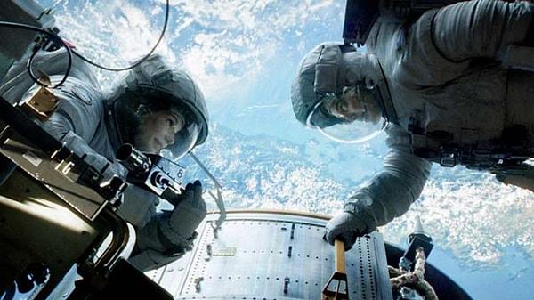 10. Yerçekimi filminde Dünya'ya yakın bir yerlerde bir uydunun parçalanması yakınlarındaki uzay nesnelerine ciddi zararlar veriyor.