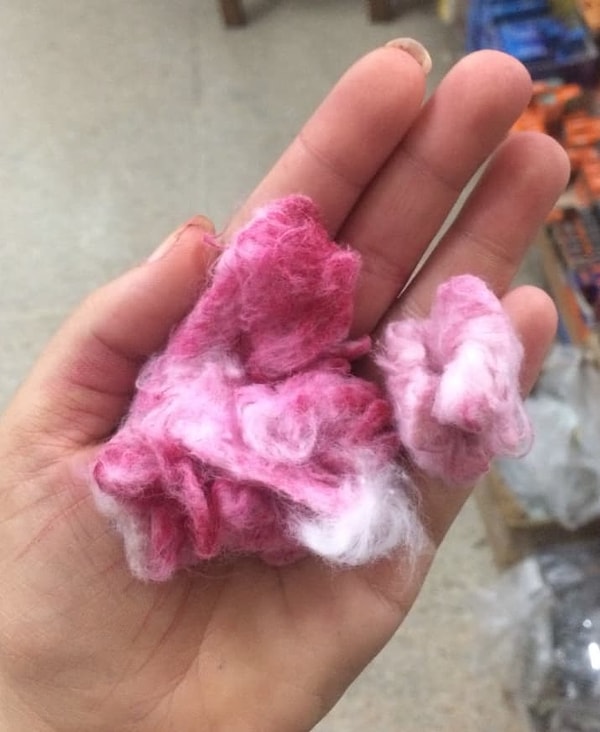 7. После удаления с ногтей красного лака вы выглядите как судмедэксперт, который только что закончил вскрытие. 😩