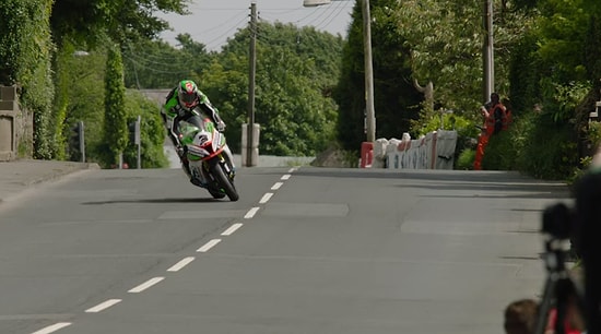 Bir Motosikletlinin Saliseler İçerisinde Değişen Ölüm Kalım Anı