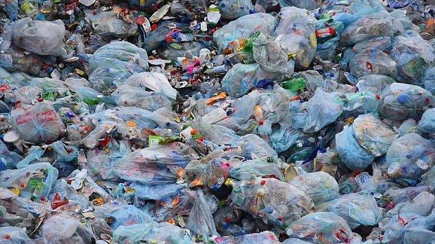 Yıllık plastik üretimi 1954 yılından 2014 yılına kadar 1.7 milyon tondan 311 milyon tona yükseldi.