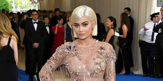 Kylie bu anasının gözü kadar parayı nasıl kazanıyor diye merak ediyorsunuz, yanıtlayalım! Başta şov programından...