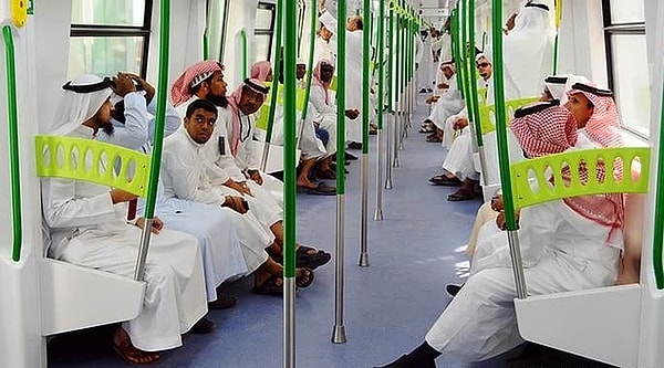 17. Эр-Рияд является единственным городом, где женщина может пользоваться общественным транспортом. Вагоны, естественно, делятся на мужские и женские.
