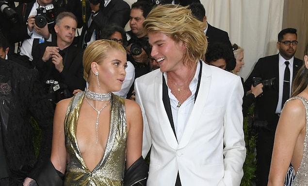 Hadid de Barrett da, 2017 Met Gala'ya katıldı, ancak ayrı ayrı. Hatta, Barrett'ın kırmızı halıdan Sofia Richie ile yürüdüğünü biliyoruz.