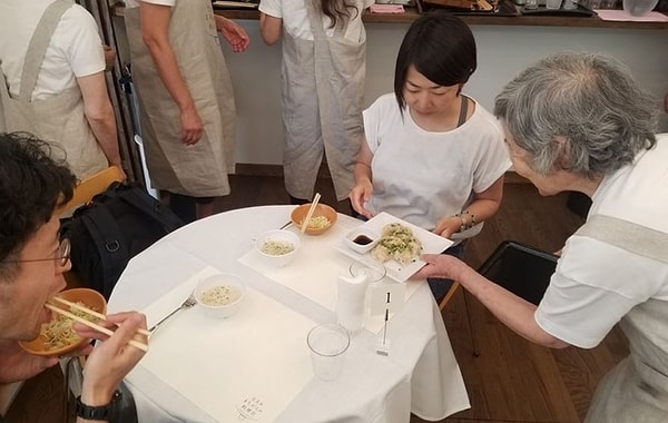 3. Самое удивительное в этом заведении то, что весь обслуживающий персонал страдает слабоумием, и вы не знаете, что именно вам принесут вместо вашего заказа.