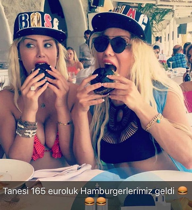 Daha sonra Mikonos'ta tanesi 165 Euro olan siyah hamburgerlerini yerlerken Snap attılar; epey bi bu konu konuşuldu.