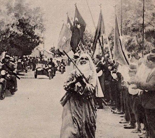 21. Hatay'ın anavatana katılmasını müteakip şehre giren Türk askerlerini karşılayan kent sakinleri... Yıl, 1939