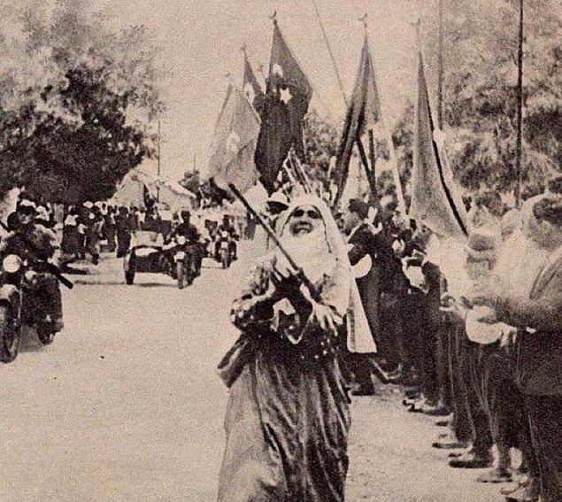 21. Hatay'ın anavatana katılmasını müteakip şehre giren Türk askerlerini karşılayan kent sakinleri... Yıl, 1939