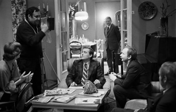 1. Фильм снят на основе пьесы «Сослуживцы», написанной Эльдаром Рязановым и Эмилем Брагинским.