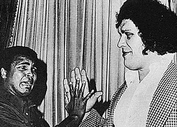 6. Андре Гигант и Мохаммед Али сравнивают размер своих ладоней, 1975 год