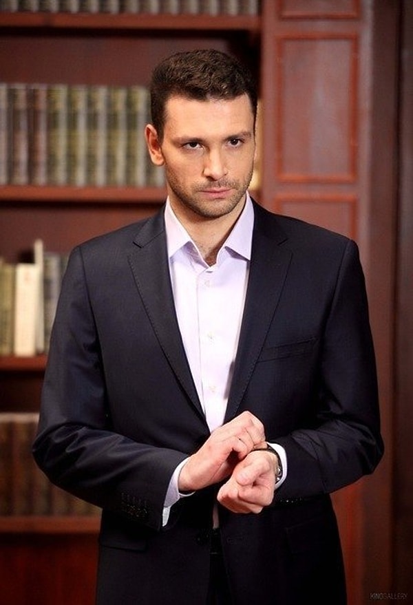 1. Антон Хабаров (в сериале - директор школы Виктор Николаевич Поляков)