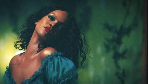 Şarkının geçmişteki başarısını göz önünde bulundurunca bu yaza damga vuracağı kesin, klibe dönecek olursak gözlerimizi Rihanna'nın güzelliğinden alamıyoruz. 😍