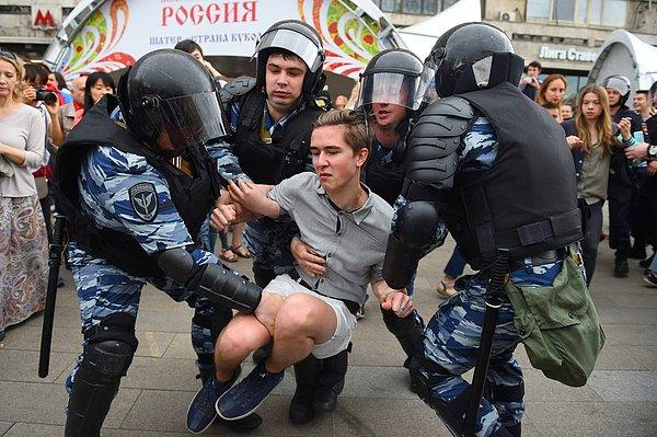 13. Moskova'nın merkezinde muhalefet parti yanlıları tarafından yapan gösterilere polis müdahale etti, 200'den fazla kişi gözaltına alındı, 12 Haziran.