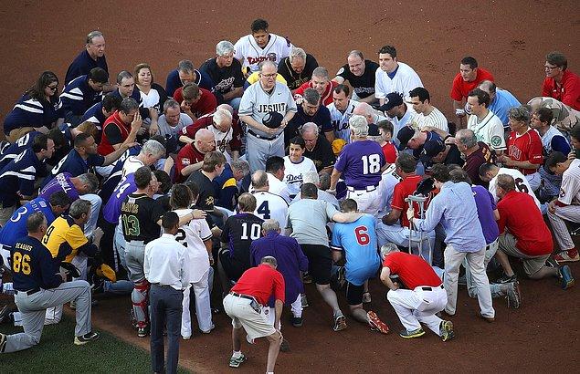 18. Kongresel Beyzbol Oyunları sırasında Cumhuriyetçi ve Demokrat oyuncular bir arada, 15 Haziran Washington D.C.