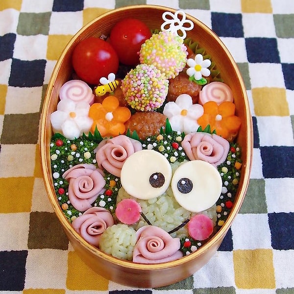 3. Kinakobun с любовью укладывает каждую порцию еды для своего мужа, отмечая, что на создание каждого бэнто уходит от полутора до двух часов.