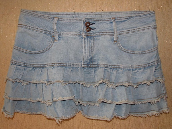 4. Короткие джинсовые юбки с белыми оборками